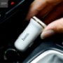 HOCO Autolader met twee USB-poorten + bliksemschakelaar voor Apple iPhone / iPad / HOCO Auto lader met twee USB-poorten + bliksemschakelaar voor Apple iPhone / iPad / iPod - wit